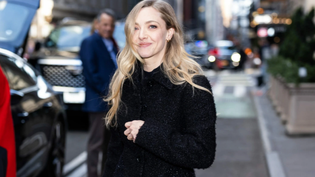 Η Αμάντα Σάιφρεντ συνδύασε το τζιν παντελόνι της με το πιο κομψό trend παπουτσιών
