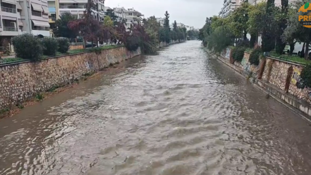 Φουσκώνει ο Ιλισός, σε πλήρη επιφυλακή οι πυροσβέστες
