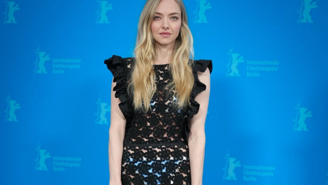 Η Αμάντα Σάιφρεντ συνδύασε το μαύρο δαντελένιο φόρεμά της με γαλάζια εσώρουχα
