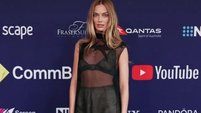 Η Μάργκοτ Ρόμπι είναι η πιο κομψή εκπρόσωπος της Chanel με μαύρο διάφανο φόρεμα