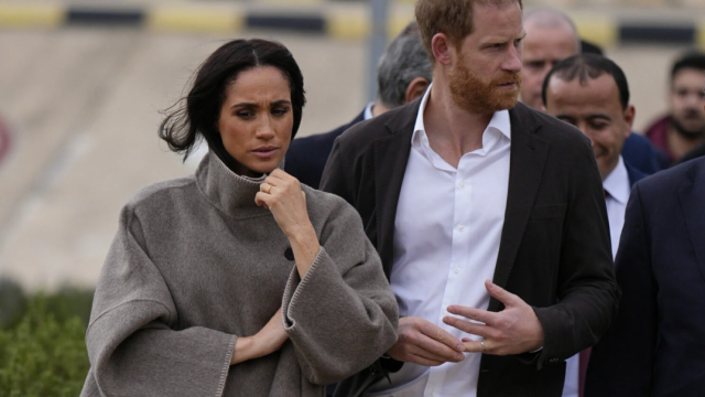 Η Mέγκαν Μαρκλ συνδύασε Chanel γόβες με ένα παλτό των 90 ευρώ
