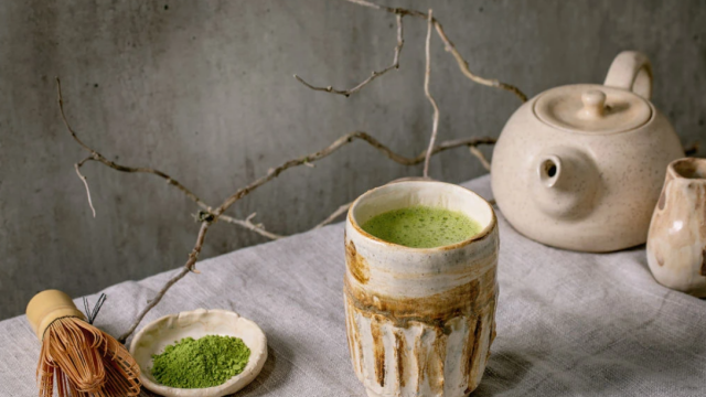Γιατί το να πίνετε τσάι matcha είναι καλύτερο από μια αντιρυτιδική κρέμα
