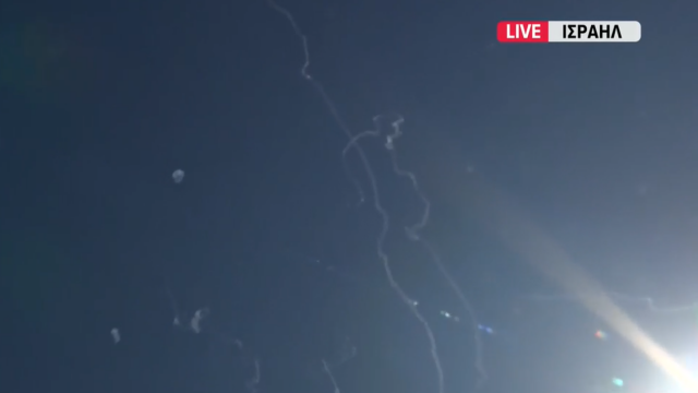 Η στιγμή της κατάρριψης ιρανικών πυραύλων από την αεροάμυνα του Ισραήλ: «Είναι ακριβώς από πάνω μας»