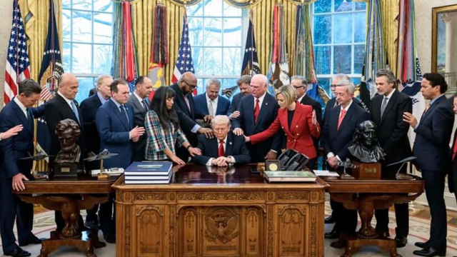 Πάστορες προσευχήθηκαν με τον Τραμπ για την επιτυχία της Αμερικής στον πόλεμο με το Ιράν, δείτε βίντεο