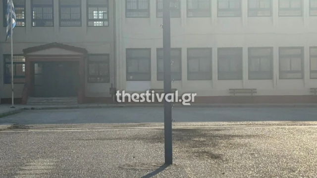 Θεσσαλονίκη: Άγνωστοι έριξαν 7 μολότοφ μέσα σε προαύλιο σχολείου, εξερράγησαν οι έξι από αυτές - Δείτε βίντεο
