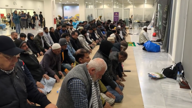 Το τελευταίο μεγάλο Ιφτάρ στην Πειραιώς: Οι μουσουλμάνοι της Αθήνας ετοιμάζονται για το Μπαϊράμι, δείτε βίντεο