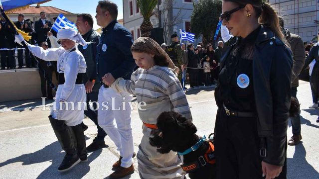 Συγκίνησε στη Λήμνο η παρέλαση της μικρής Φωτεινής και του σκύλου βοηθού της, δείτε βίντεο