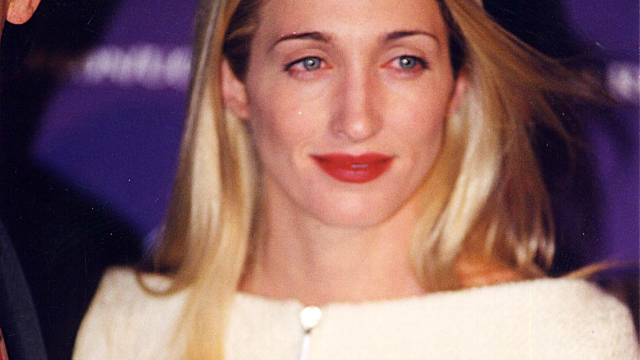 Carolyn Bessette-Kennedy: Το μυστικό πίσω από το «παιδικό» ξανθό των μαλλιών της που κόστιζε μια περιουσία
