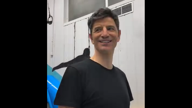 Ο Σάκης Ρουβάς έκανε ενόργανη γυμναστική μετά από 20 χρόνια, δείτε βίντεο