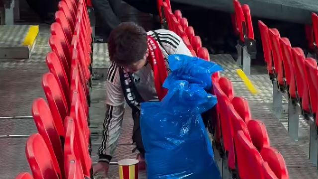 Οι Ιάπωνες καθάρισαν τις εξέδρες του Γουέμπλεϊ μετά τη νίκη της εθνικής τους επί της Αγγλίας, βίντεο