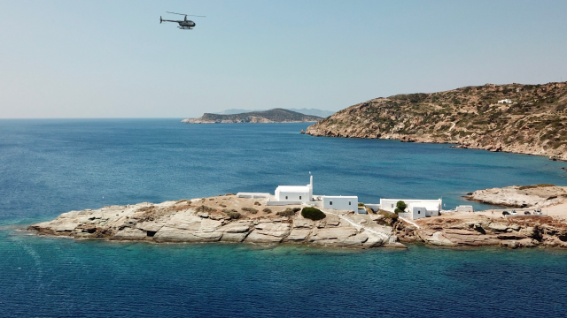 4 νησιά των Κυκλάδων για τη φετινή bucket list και ένας εναλλακτικός τρόπος να τα προσεγγίσετε