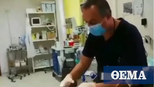 Γιατρός προσφέρει τις υπηρεσίες του με ορό στο χέρι -Δείτε βίντεο