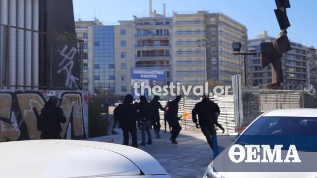 Θεσσαλονίκη: Επίθεση κουκουλοφόρων σε αστυνομικούς με μολότοφ