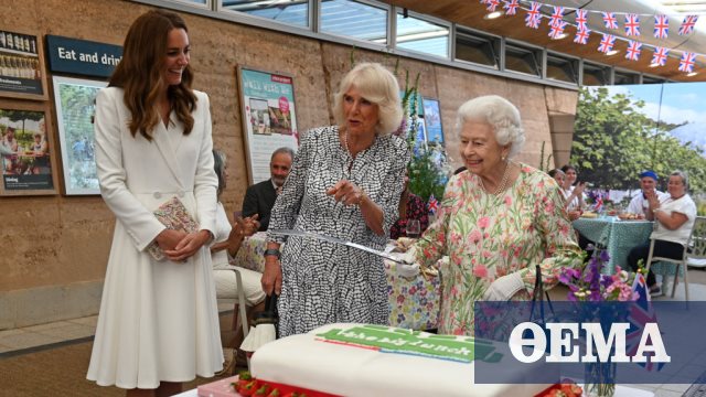 Η Βασίλισσα Ελισάβετ κόβει τούρτα με… σπαθί στην σύνοδο των G7
