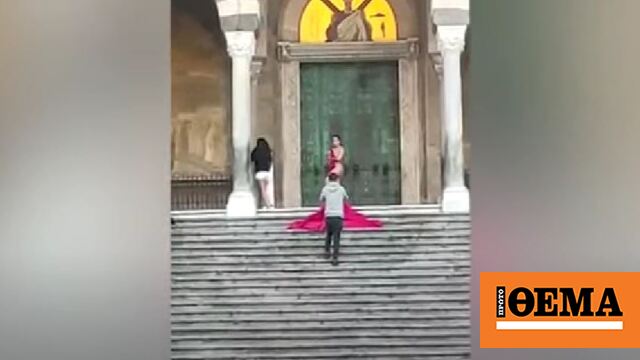 Italia: donna britannica fotografata nuda sui gradini della cattedrale