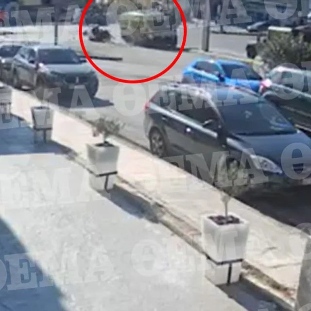 Χαϊδάρι: Συγκλονιστικό βίντεο από στιγμή που το ασθενοφόρο συγκρούεται με τον μοτοσικλετιστή που έχασε τη ζωή του