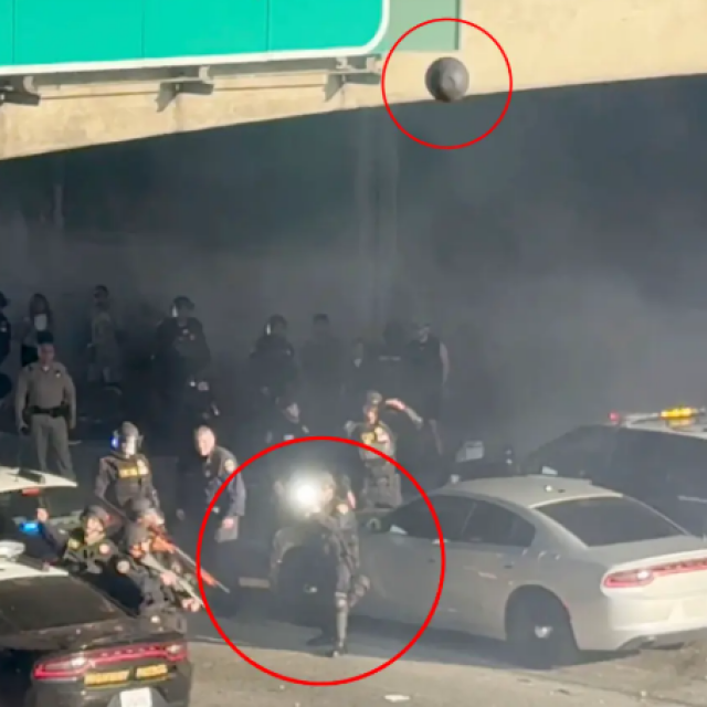 Λος Άντζελες: Η στιγμή που αστυνομικός πυροβόλησε με πλαστική σφαίρα σε ευθεία βολή φωτογράφο
