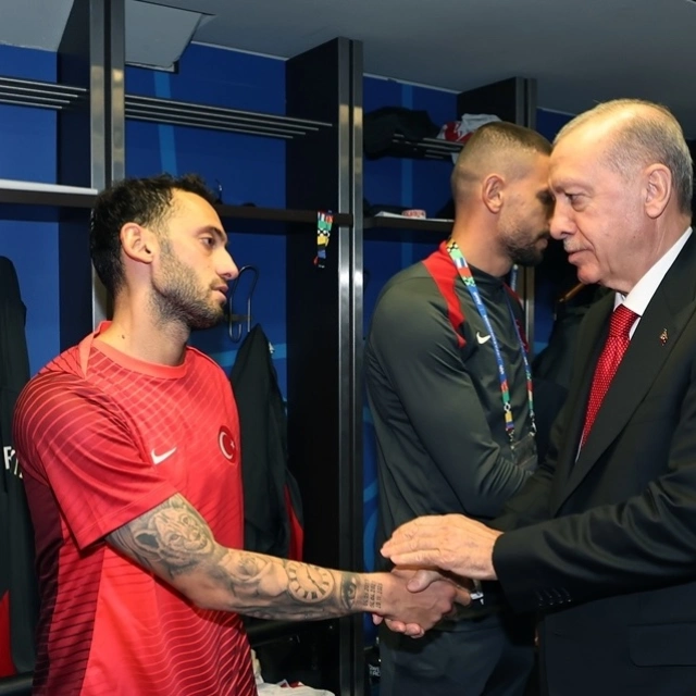 Euro 2024: Επισκέφτηκε τους Τούρκους ποδοσφαιριστές στα αποδυτήρια μετά τον αποκλεισμό ο Ερντογάν