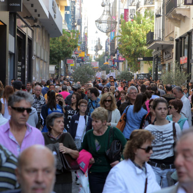 Άνοιξαν και δούλεψαν με εκπτώσεις 50% τα μαγαζιά