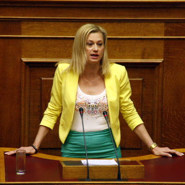 Ραχήλ Μακρή: Προδότες και δοσίλογοι όσοι υποστηρίζουν ΠΑΣΟΚ και ΝΔ