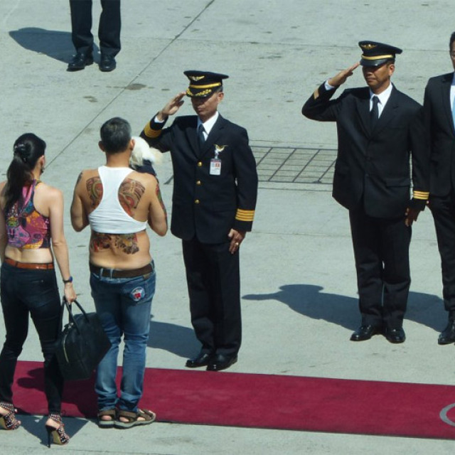 Εκκεντρικός playboy με... μπουστάκι ο νέος βασιλιάς της Ταϊλάνδης