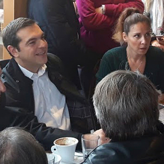 Τσίπρας σε πυρόπληκτη στο Μάτι: Και να έπαιρνες τα 2.000 ευρώ θα τα σπατάλαγες!
