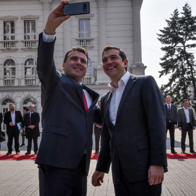 Αγκαλιές, φιλιά και selfie για Τσίπρα και Ζάεφ στα Σκόπια