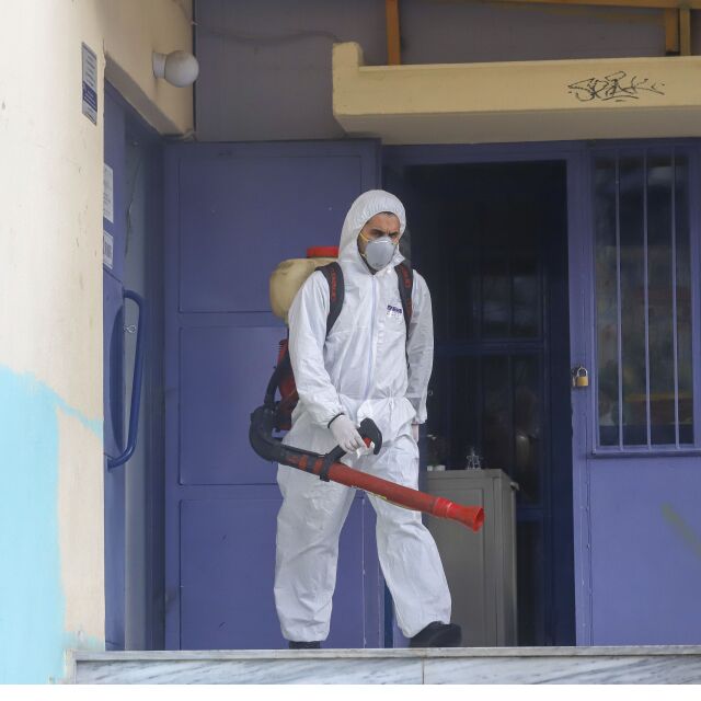 Κορωνοϊός: Ποιος θεωρείται «ύποπτο» κρούσμα και ποιοι χαρακτηρίζονται «στενές επαφές» του ασθενή