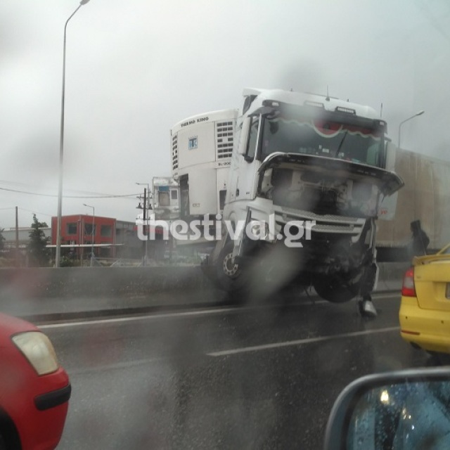 Θεσσαλονίκη: Δίπλωσε νταλίκα στο Δερβένι - Έκλεισε το ρεύμα εξόδου