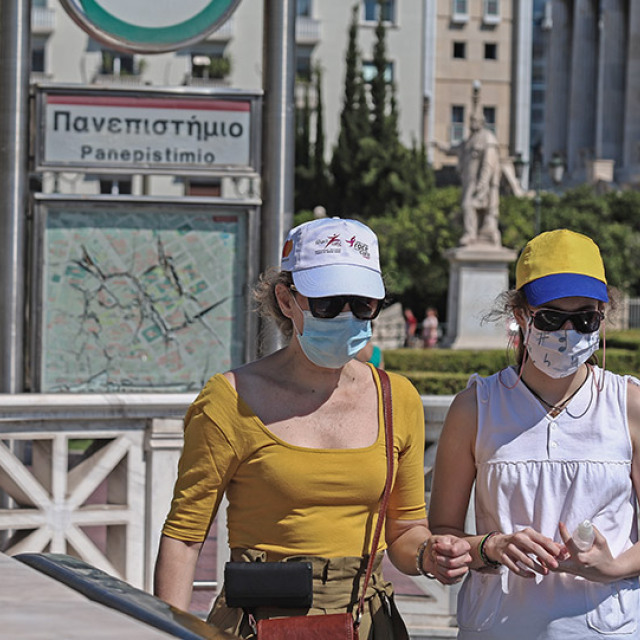 Κορωνοϊός: «Πυρήνες» διασποράς τα πάρτι και οι γάμοι - Για ποιες περιοχές ανησυχούν οι ειδικοί