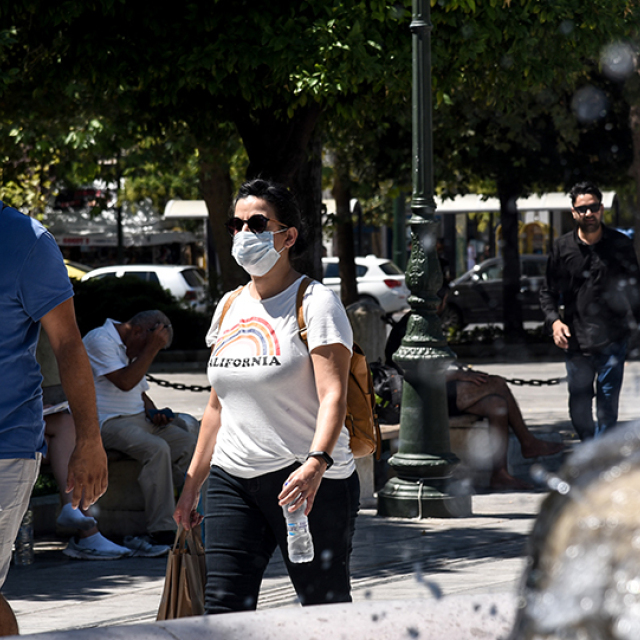 Κορωνοϊός: Μάχη με τους «αόρατους» φορείς και τη χαλάρωση της νεολαίας 