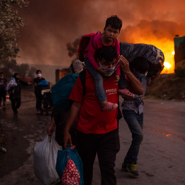 Υπό έλεγχο οι εστίες φωτιάς στη Μόρια - Κάηκε ό,τι είχε απομείνει - Δείτε βίντεο