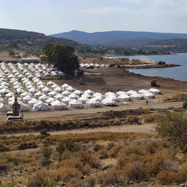 Στο νέο καταυλισμό μπαίνουν οι μετανάστες - Ξεκίνησε η καταγραφή στο Πεδίο Βολής του Καρά Τεπέ