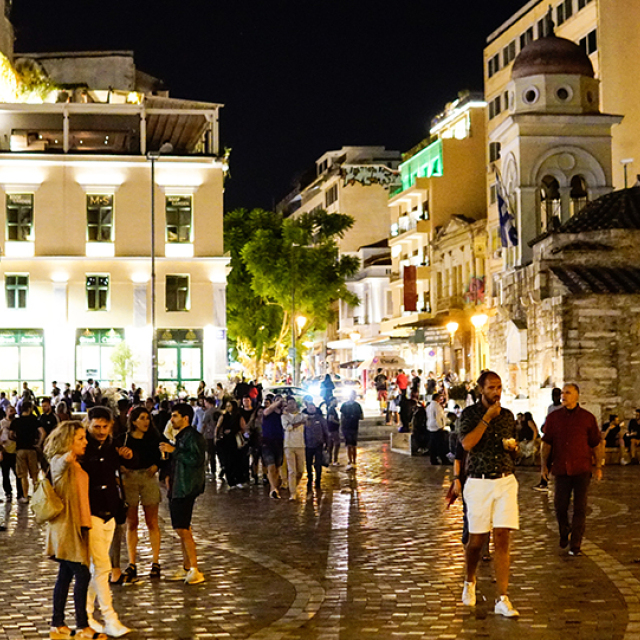 Μέτρα για τον κορωνοϊό: Ο συνωστισμός στις πλατείες φέρνει πιο κοντά τις μάσκες παντού και το lockdown σε 65αρηδες
