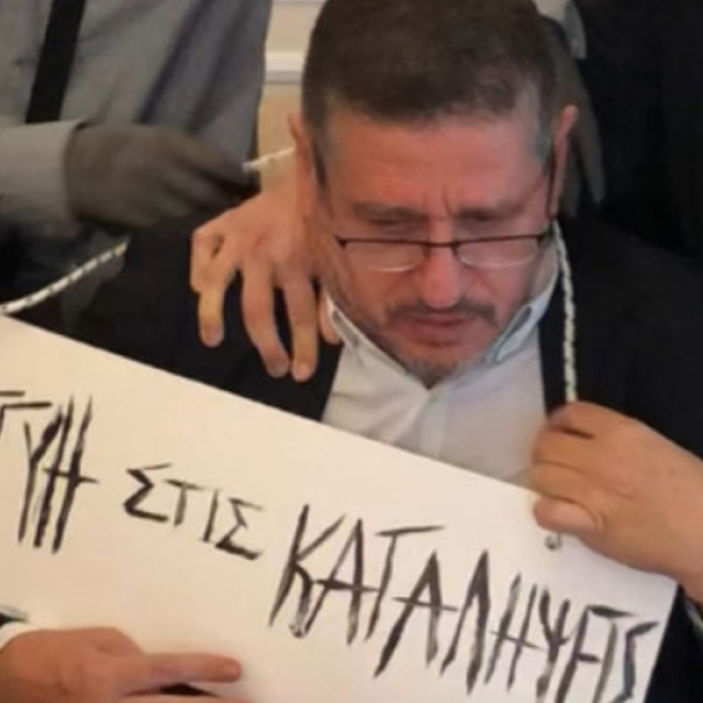 Φωτογραφία - σοκ: Κουκουλοφόροι πέρασαν ταμπέλα στο λαιμό του πρύτανη της ΑΣΟΕΕ