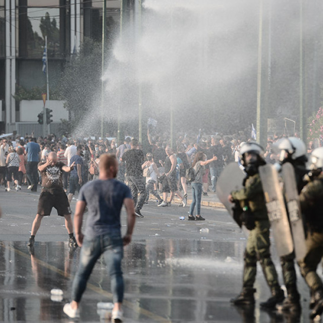 Επεισόδια στη συγκέντρωση των αρνητών του εμβολίου στο Σύνταγμα - Χωρίς μάσκες και αποστάσεις, αλλά με... σταυρούς