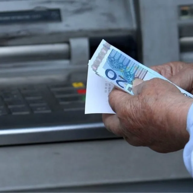 Εργαζόμενοι συνταξιούχοι: Μειώνεται η «ποινή» του 30% - Θα επιβάλλεται αναλογικά με τις ημέρες απασχόλησης