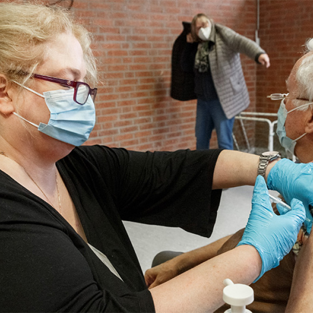 Κορωνοϊός - Γαλλία: «Άκυρο» το υγειονομικό πάσο στους άνω των 65 ετών που δεν κάνουν τρίτη δόση