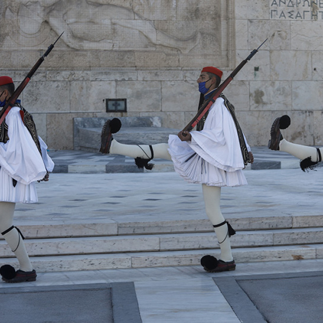 Οι εύζωνοι και η στολή τους – Έχει αρβανίτικη «καταγωγή» η φουστανέλα;