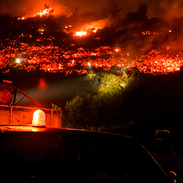Σπίτι παραδόθηκε στις φλόγες σε ζωντανή μετάδοση στην Ανθούσα - Εγκαταλείπουν τον Γέρακα οι κάτοικοι
