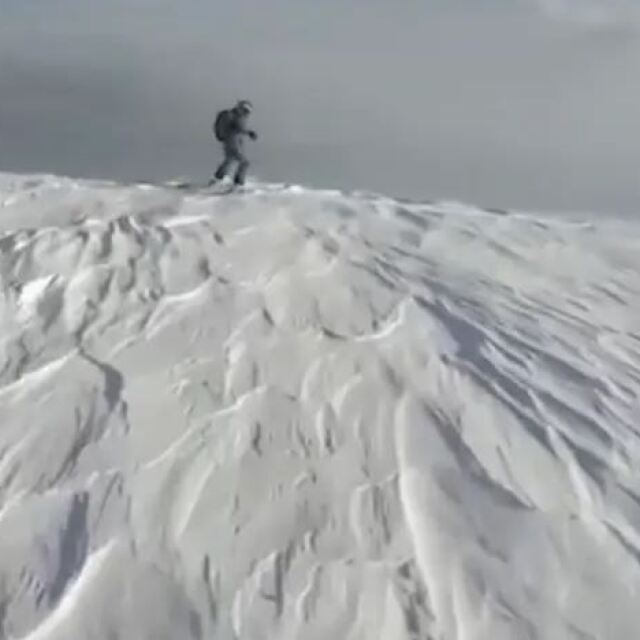 Ρωσία: Χιονοστιβάδα «κατάπιε» σκιέρ αλλά λένε ότι επέζησε
