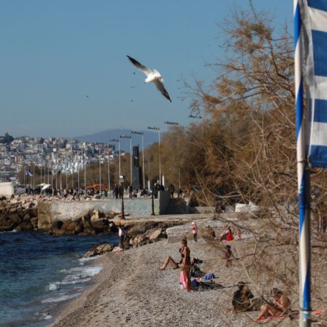 Καιρός: «Ανοιξιάτικος» μέχρι και τα Φώτα - Προβληματισμός για τις υψηλές θερμοκρασίες