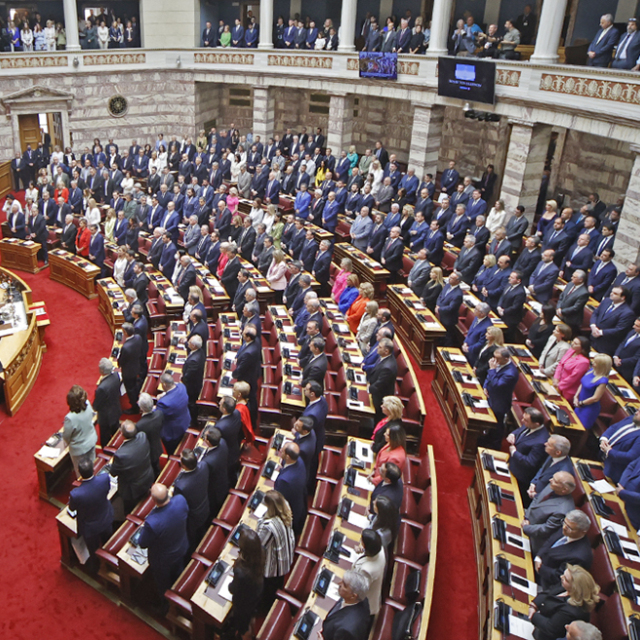 Η νέα οκτακομματική Βουλή έχει 100 «πρωτάκια», 67 γυναίκες και ηχηρές απουσίες