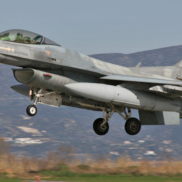 Απομακρύνονται μαχητικά αεροσκάφη F-16 από τη Νέα Αγχίαλο λόγω εκρήξεων και φωτιάς!