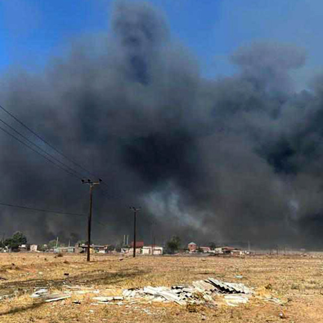 Φωτιά στον Ασπρόπυργο: Αστυνομικοί τραυματίστηκαν όταν εμπόδισαν πλιάτσικο σε εργοστάσιο