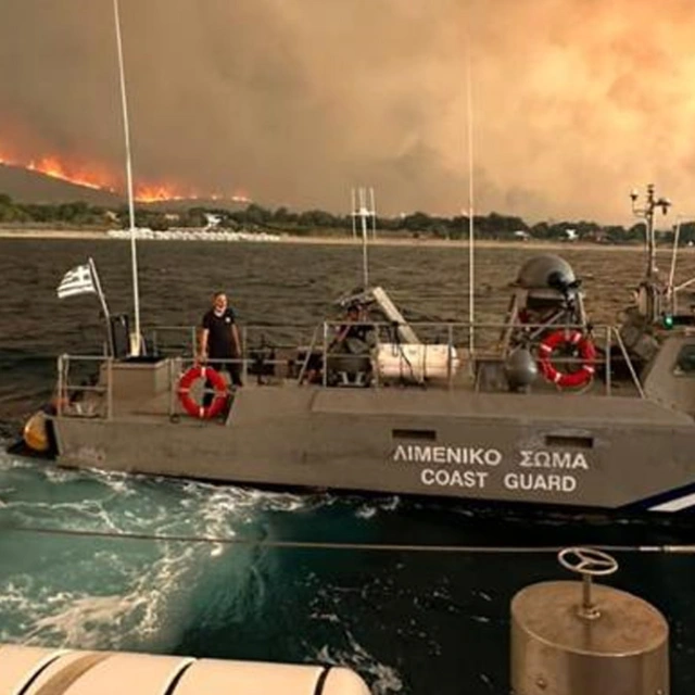 Αλεξανδρούπολη: Το Λιμενικό διέσωσε πολίτες από την πυρκαγιά, μεταφέρθηκαν στο λιμάνι - Βίντεο και φωτογραφίες