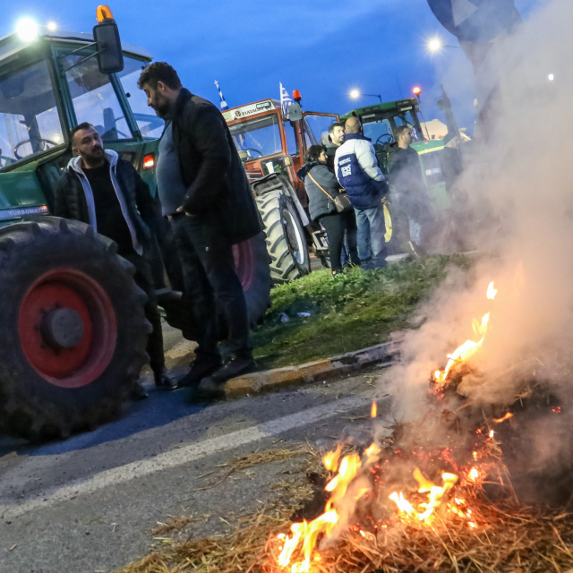 Αγρότες: Έκλεισαν την εθνική οδό στο 210ο χλμ. πριν τη Λαμία - Ποιοι δρόμοι θα κλείσουν σήμερα