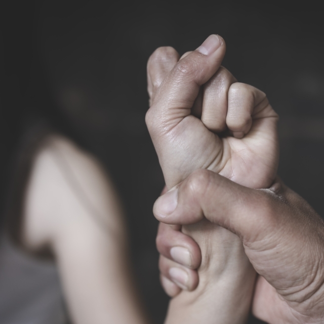 Ενδοοικογενειακή βία: Safe houses σε όλη την επικράτεια, πώς θα λειτουργούν - Η πλατφόρμα για τα θύματα 