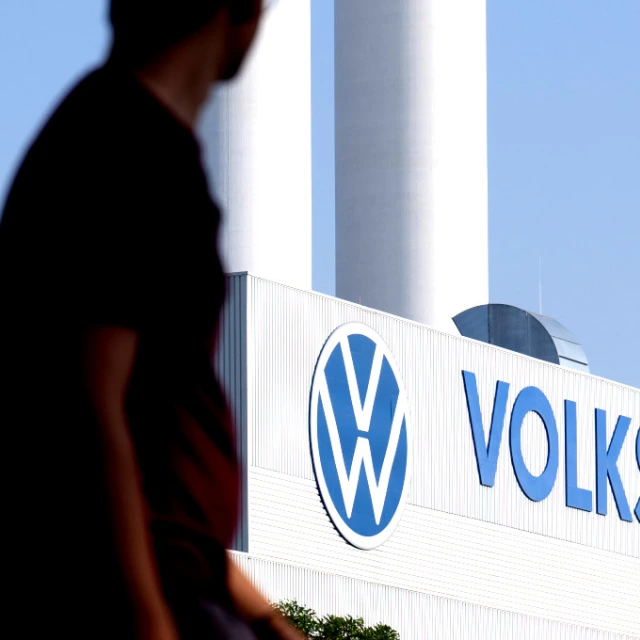 Volkswagen: Καταργεί συμφωνία 30 ετών με τους εργαζόμενους, ετοιμάζεται για χιλιάδες απολύσεις και κλείσιμο εργοστασίων