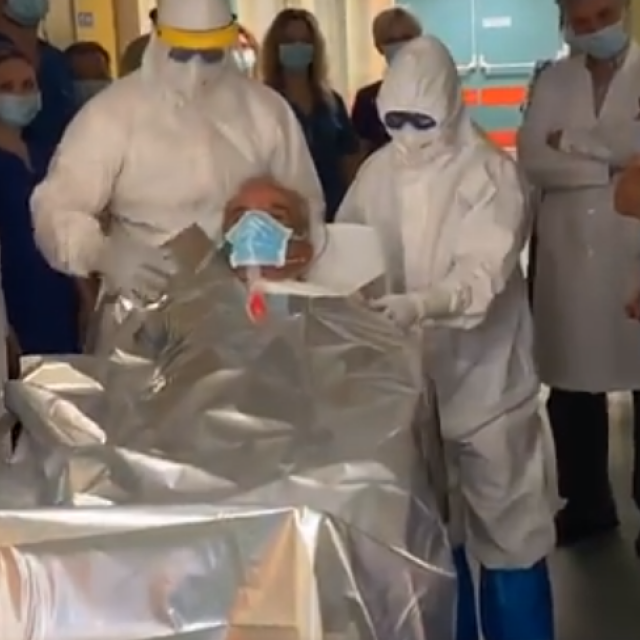 Κορωνοϊός - Λάρισα: Με χειροκροτήματα βγήκε ο πρώτος ασθενής από την ΜΕΘ